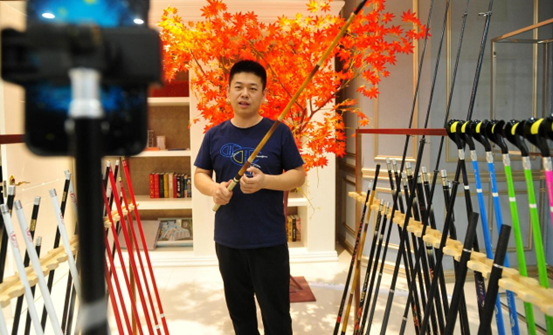 A host promotes fishing rods via livestreaming platform at an e-commerce supplies base in Suning county, north China’s Hebei province, June 6, 2020. (Photo by Yuan Liwei/People’s Daily Online)