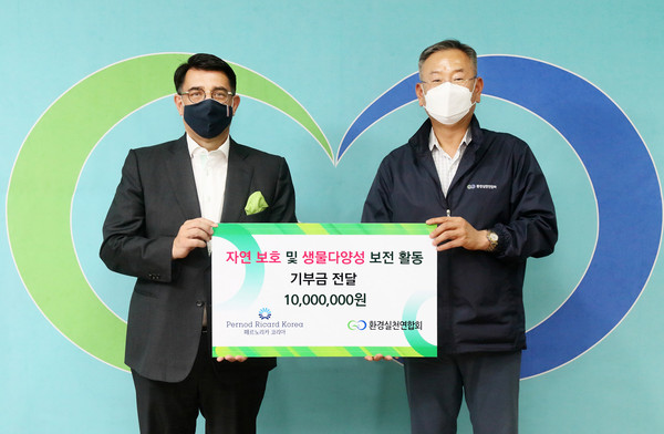 Pernod Ricard Korea donated 10 million won to Environment Action Association to support the conservation of nature and protection of biodiversity.