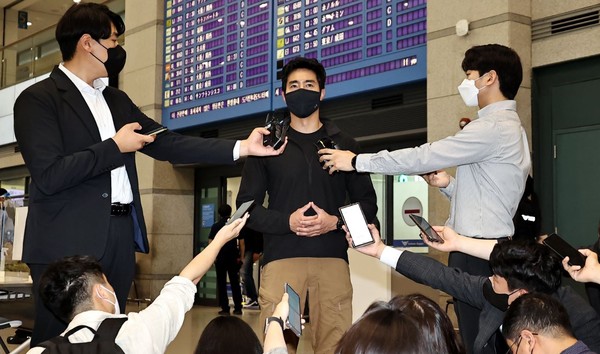 Former Captain Lee Geun, who participated in the Ukrainian International Volunteer Army, is interviewing reporters after arriving at the Incheon International Airport on May 27. He returned home to receive treatment for his injuries.