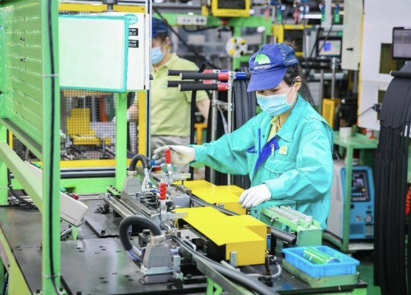 Photo taken on May 15, 2022, shows busy workers in the manufacturing shop of a company based in Songjiang district, east China’s Shanghai. (Photo by Cai Bin/People’s Daily Online)