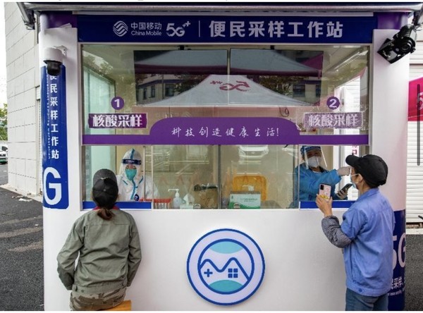 Medical workers collect throat swab samples for COVID-19 nucleic acid tests from staff members of a new energy vehicle company based in Jiangdong township, Jindong district, Jinhua city, east China’s Zhejiang province, May 16, 2022. (Photo by Yang Meiqing/People’s Daily Online)