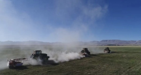 Herdspeople harvest forage grass with large agricultural machinery in Nyima county, Nagqu city, southwest China’s Tibet autonomous region, September 2021. (Photo/WeChat account of Nagqu Radio & Television Station)