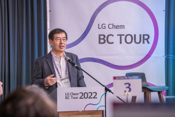 LG Chemical Vice Chairman Shin Hak-cheol is giving a welcoming speech by hosting a global talent recruitment event, "BC Tour," following his attendance at the Davos Forum.