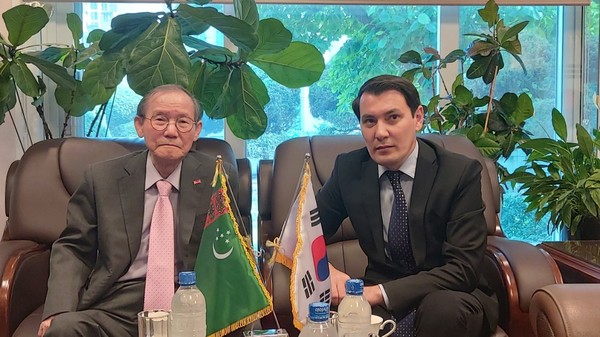 Charge d’Affaires Dovlet Seyitmammedov of Turkmenistan (right) and Publisher-Chairman Lee Kyung-sik of The Korea Post Media pose for the camera after holding an interview at the Turkmenistan Embassy in Seoul on May 18, 2022.