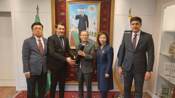 CDA Dovlet Seyitmammedov of Turkmenistan delivers a memento to Publisher-Chairman Lee Kyung-sik of The Korea Post Media (second and third from left, respectively). Managing Editor Kevin Lee, Vice Chairperson Cho Kyung-hee of The Korea Post (first and fourth from left, respectively), and a senior staff of the Turkmenistan Embassy also joined the event.