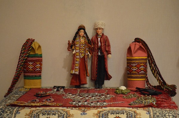 A pair of dolls in traditional costumes is on display at the Turkmenistan Embassy in Seoul.