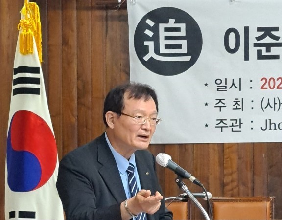 Chairman Song Bang-won of the National Assembly Correspondents' Club delivers a speech at a conference room of the National Assembly Library in Yeoui-do Seoul.