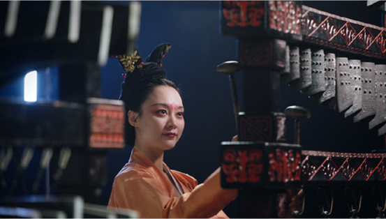 A musician of Huaxia Ancient Music Orchestra of Henan Museum, an orchestra that performs ancient Chinese music, plays chime bells, an ancient Chinese percussion instrument. (Photo/Courtesy of the Culture and Tourism Department of Henan Province)