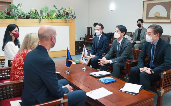Trade Minister Ahn Duk-geun (second from right) holds talks with Amb. Maria Castillo-Fernandez (second from left) of the European Union to the Republic of Korea, on May 27 at the Government Complex building in Seoul.