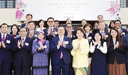 KITA Chairman Christopher Koo (center, front row) and 10 heads of diplomatic missions from ASEAN countries clap their hands at a networking event held at the Grand Walker-Hill Hotel in Gwangjin-gu, Seoul on May 19.