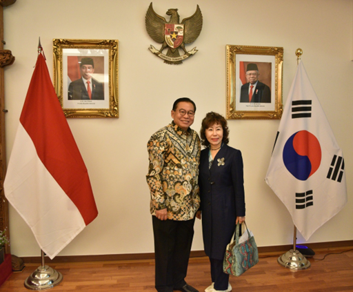 Amb. Sulistiyanto of Indonesia in Seoul (left) poses with Vice Chairperson Joy Cho of the Korea Post media at the Indonesian Embassy in Yeouido, Seoul on June 3, 2022.