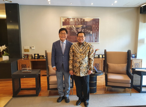 Amb. Gandi Sulistiyanto of Indonesia (right) poses with Vice Chairman Song Na-ra of The Korea Post at the Indonesian Embassy in Yeouido, Seoul on June 3, 2022.