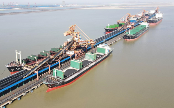 By employing the BeiDou Navigation Satellite System (BDS), Huanghua Port, Cangzhou city, north China’s Hebei province, realizes unmanned and automatic handling of thermal coal, Feb. 27, 2022. (Photo by Fu Xinchun/People’s Daily Online)