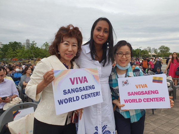 Minister of Culture Angelica Mayolo of Columbia and Vice Chairperson Joy Cho of The Korea Post (center and left, repsectively) pose with a guest at the ground-breaking ceremony of the Sangsaeng World Center in Seoul on June 6. 'Sangsaeng' shown on the signs in Korean held together in the picture means "Living Togetehr" and/or "Win-Win Cooperation."VC Cho extensively covers the diplomatic community and the business circles of Korea and many countries around the world as well as foreign relations.