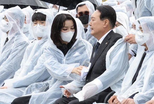First Lady Kim Keon-hee wipes President Yoon Suk-yeol's wet clothes with a handkerchief at the 67th Memorial Day ceremony held at the Seoul National Cemetery in Dongjak-gu, Seoul on June 6.