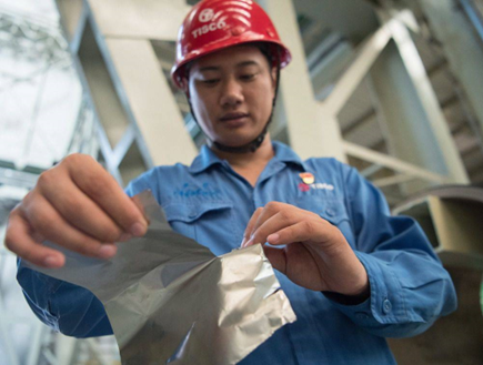 Liao Xi, a technician with the Shanxi Taigang Stainless Steel Precision Strip Co., Ltd., a subsidiary of Chinese steelmaker China Baowu, demonstrates the company’s extremely thin stainless steel foil, which is known as “hand-torn steel” as it can be easily ripped by hand. (Photo/Shanxi Daily)