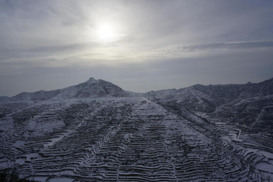 Photo shows a view of snow-covered terraced fields in Houchi village, Shexian county, Handan city, north China’s Hebei province. (Photo by Wang Jianzheng/People’s Daily Online)
