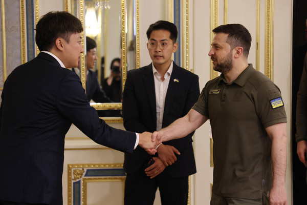 Chairman Lee Jun-seok of the ruling People Power Party (left) shakes hands with Ukrainian President Volodymyr Zelensky in Ukraine on June 6.