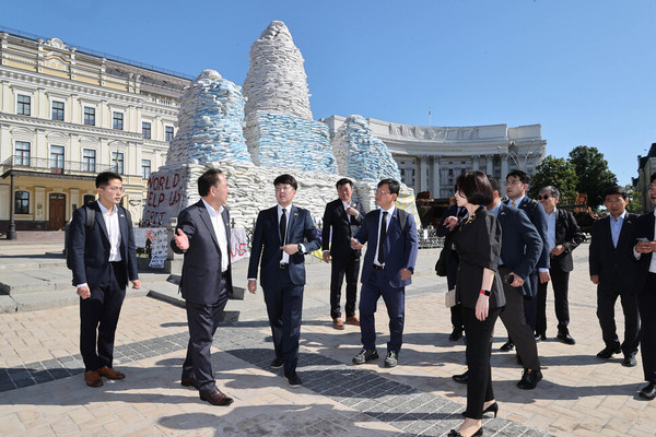 Chairman Lee Jun-seok (third from left) and the Korean delegation visit the Kyiv 'Warrior Memorial Wall' in Ukraine on June 6, 2022.