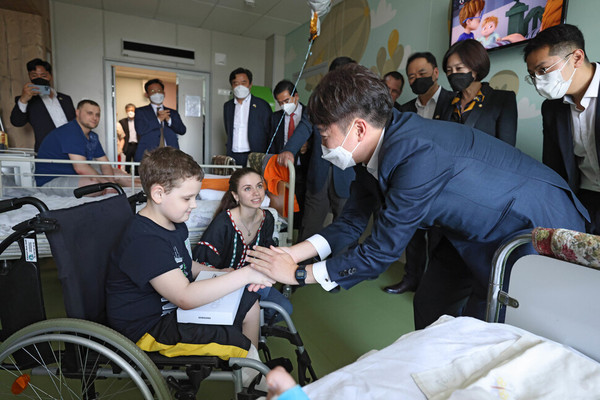 Chairman Lee Jun-seok visits Children's Hospital in Kyiv, Ukraine along with Korean delegation and presents Samsung Galaxy Tab to a child.