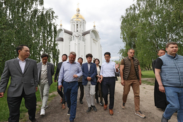 Chairman Lee Jun-seok (center, wearing a blue jacket) and the PPP delegates return after visiting the site where civilians were tortured and then buried near Kyiv, Ukraine, on June 5, 2022.