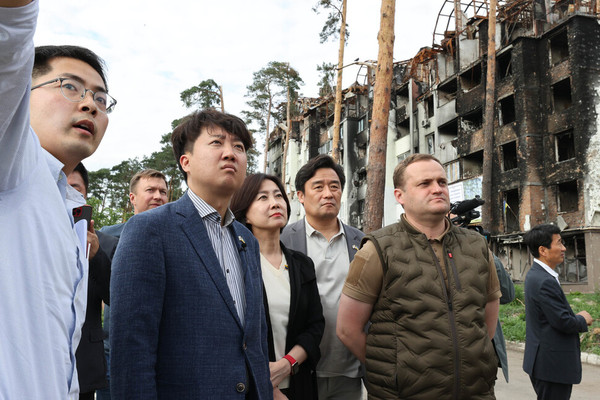 Chairman Lee Jun-seok (second from left) and the PPP delegates visit the Irpin region of Ukraine to examine the scene of the war damage on June 5, 2022.