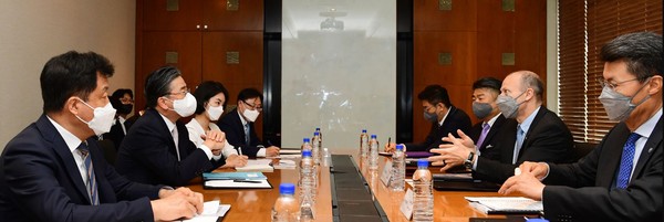 정승일 한국전력 사장(왼쪽 앞에서 두번째)이 패트릭 프래그먼 WEC 사장(오른쪽에서 두번째)과 해외원전시장 공동 진출을 위한 협력강화 방안을 논의했다.