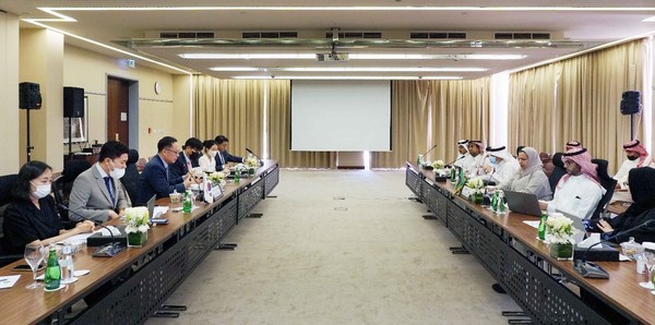 The Korean delegates (left side) hold a meeting with their counterparts in the 5th round of Korea-GCC FTA negotiations held in Riyadh, Saudi Arabia on June 6.