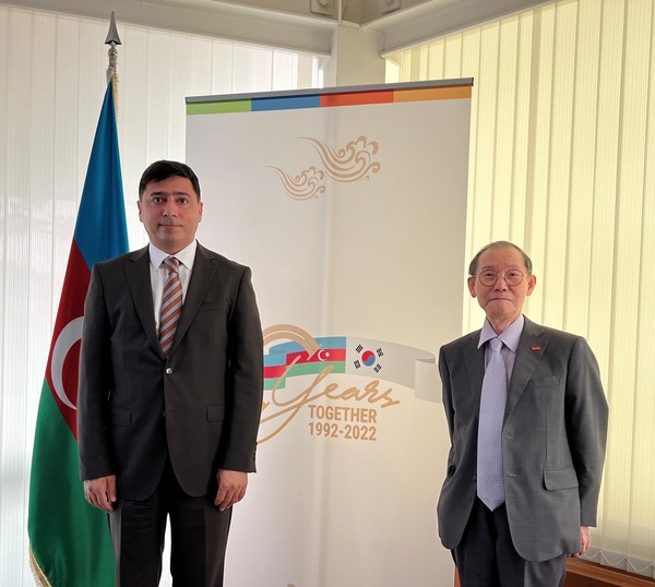 Economic-Commercial Counsellor Vasif Aliyev of Azerbaijan in Seoul (left) poses with Publisher-Chairman Lee Kyung-sik of The Korea Post media against the backdrop of the insignia marking the 30th anniversary of diplomatic relations between Korea and Azerbaijan.