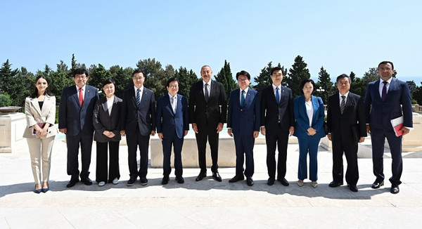President Ilham Aliyev of Azerbaijan (center) is flanked on the left by Speaker Park Byeong-seug of the National Assembly of Korea (fifth from left) and the Korean delegation consisting of CEOs from major Korean companies, who visited Azerbaijan at the invitation of Azerbaijan government on Aug. 21, 2021. At far right is Ambassador Ramzi Teimurv of Azerbaijan in Seoul.