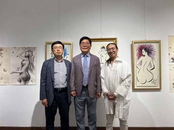 Artist Sion Khan takes a commemorative photo with Managing Editor Kevin Lee and Vice Chairman Song Na-ra of The Korea Post in front of his nude drawings at an exhibition hall in Insa-dong, Jongno-gu, Seoul on June 8.