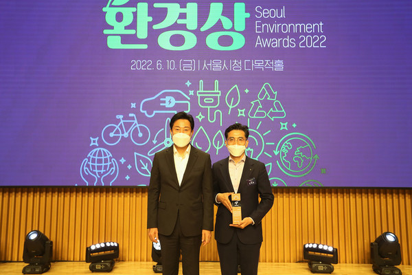 2022 서울특별히 환경상 시상식을 마치고 오세훈 서울시장과 진재승 유한킴벌리 대표이사 사장(오른쪽)이 기념 촬영을 하고 있다.