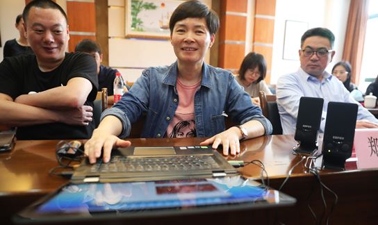A woman with visual impairment experiences the browsing function on the first barrier-free website of Zhoushan city, east China’s Zhejiang province, Oct. 14, 2021. (Photo by Chen Yongjian/People’s Daily Online)