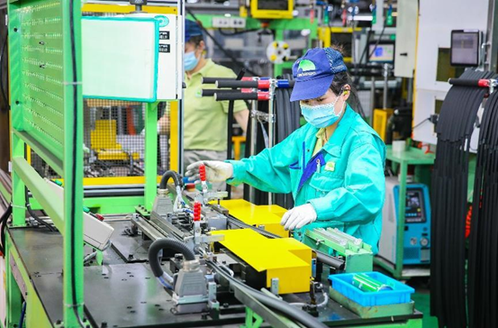 Photo shows workers busy with production in the workshop of a Japanese-funded company in Songjiang district, east China’s Shanghai, May 15, 2022. (Photo by Cai Bin/People’s Daily Online)