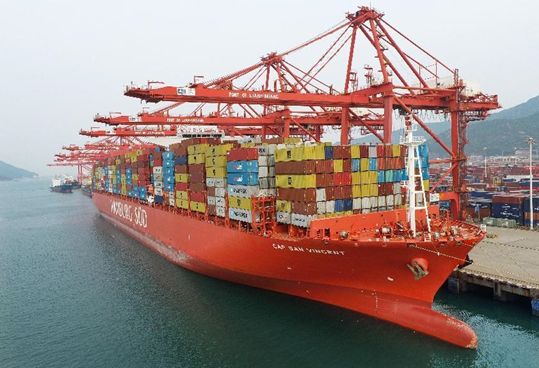A large container ship is loaded with containers at the container terminal of the Lianyungang Port of Lianyungang city, east China’s Jiangsu province, May 22, 2022. (Photo by Wang Jianmin/People’s Daily Online)