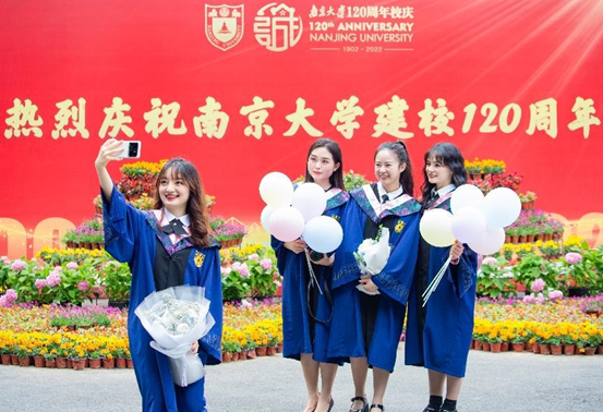 Soon-to-be college graduates of Nanjing University take photos in front of a gate of the Gulou campus of the university in Nanjing city, capital of east China’s Jiangsu province, May 20, 2022. (Photo by Su Yang/People’s Daily Online) 
