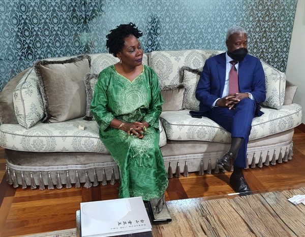 Ambassador Edgar Gaspar Martins (right) of Angola in Seoul and Madam Domingas Martins answer questions asked by The Korea Post reportorial team at the ambassador’s residence in Seoul on June 14, 2022.