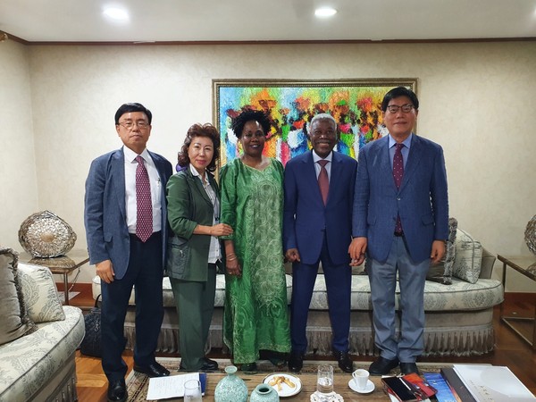 Ambassador Edgar Gaspar Martins of the Republic of Angola in Seoul and Madam Domingas Martins (second and third from right, respectively) pose with Managing Editor Kevin Lee, Vice Chairperson Joy Cho (left and second from left, respectively) and Vice Chairman Song Na-ra (far right) of The Korea Post at the ambassador’s residence in Seongbuk-gu, Seoul on June 14, 2022.