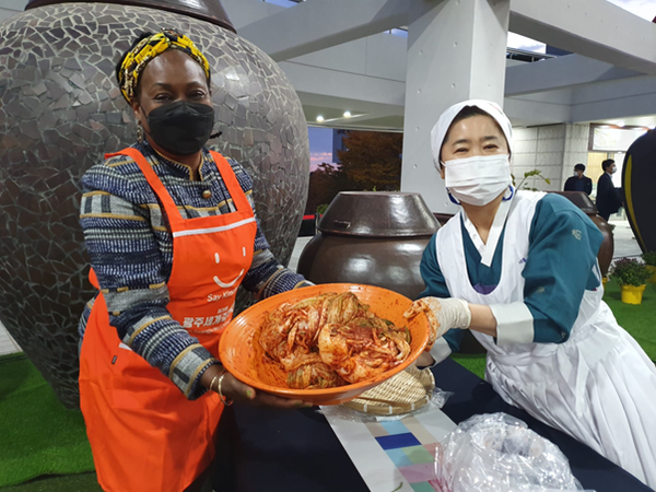 Spouse of the Angolan Ambassador engaged in the Kimchi festival