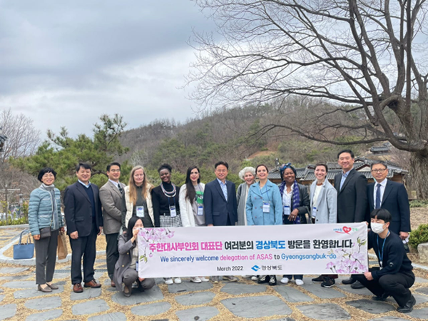 Spouse of the Angolan Ambassador in the company of counterparts during the visit to Gyeongsangbuk-do