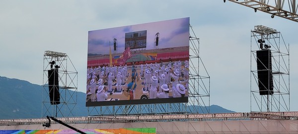 A poster shows the construction and celebration performance of the Grand SangSaeng Festival