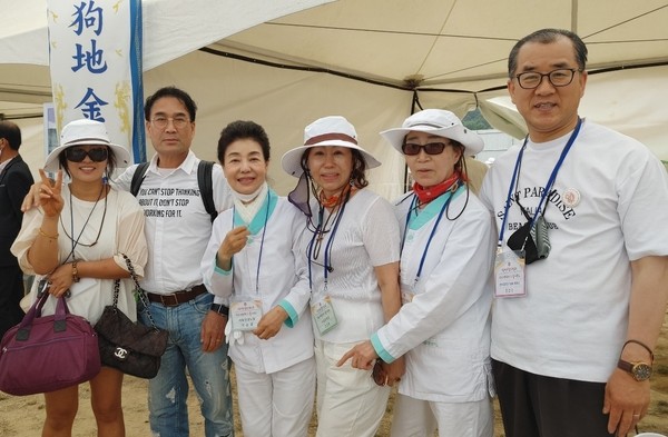 Photo show Chairperson Park Geun-ryeong of the Yukyeoung Foundation and Vice Chairperson Joy Cho of The Korea Post media (third and fourth from left, respectively) with leading members of the Jeungsando SangSaeng World Center. Chairperson Park is the younger sister of former President Park Geun-hye. The others are a senior member, Ms. Cho Young-ae of the Jeungsando SangSaeng World Center (second from right) and Vice Chairman Ahn Keun-soo of the Korea-China Association (far right).