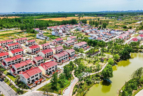 Photo shows a new type of rural residential community with a pleasant living environment in Suqian city, east China’s Jiangsu province, May 30, 2022. (Photo by Chen Hong/People’s Daily Online)