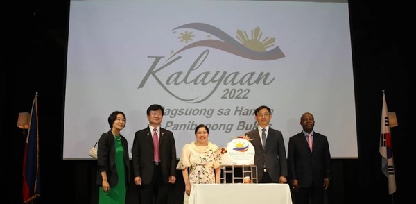 Ambassador Maria Theresa B. Dizon-De Vega of the Philippines and Minister Kang Eun Ho of Defense Acquistion Program Administration (third and fourth from left, respectively) pose with Deputy Minister Dr. Chun Yoon-Joong of Trade, Industry and Energy (on her right) and Ambassador Carlos Victor Boungou of Gabon, dean of the Seoul Diplomatic Corps.