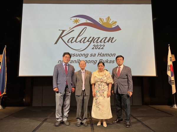 Ambassador Dizon-De Vega of Philippines (third from left), from left Vice Chairman Song Na-ra, Publisher-Chairman Lee Kyung-sik and Managing Editor Kevin Lee of The Korea Post.