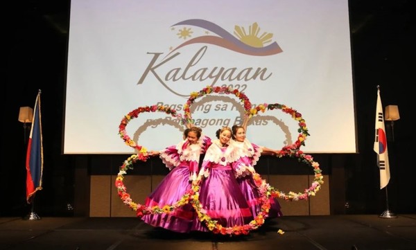 A stringly beautiful traditional dance of Bulaklakan is presented.