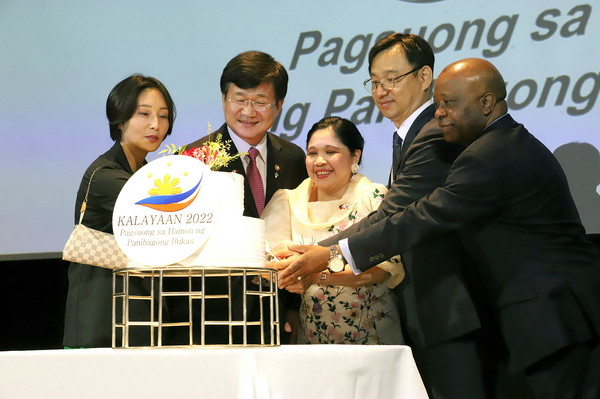 Celebration cakes are cut by Ambassador Maria Theresa B. Dizon-De Vega of Philippines and Minister Kang Eun Ho of Defense Acquistion Program Administration (third and fourth from left, respectively) with Deputy Minister Dr. Chun Yoon-Joong of Trade, Industry and Energy (on her right) and Ambassador Carlos Victor Boungou of Gabon, dean of the Seoul Diplomatic Corps.