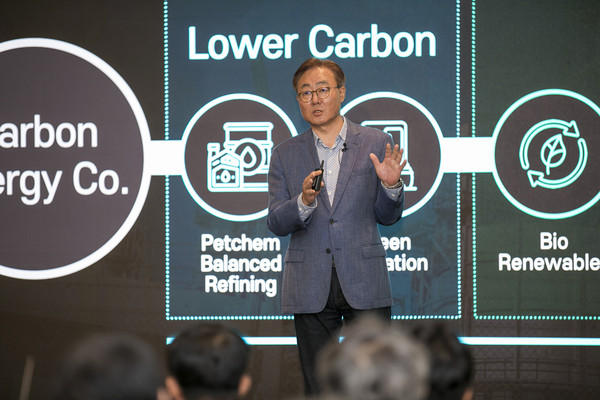 SK Innovation Vice Chairman Kim Jun is introducing the company's direction of building an eco-friendly business portfolio and its commitment to innovate business models at the SK Innovation Global Forum held in San Jose, California on June 11 (local time).