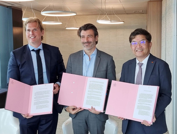 SK Geo Centric and SUEZ announced their partnership in SUEZ Headquarter in France. (From left) Loop Industries Founder & CEO Daniel Solomita, Vice president of Suez Max Pellegrini, and CEO Na Kyung-Soo of SK Geo Centric