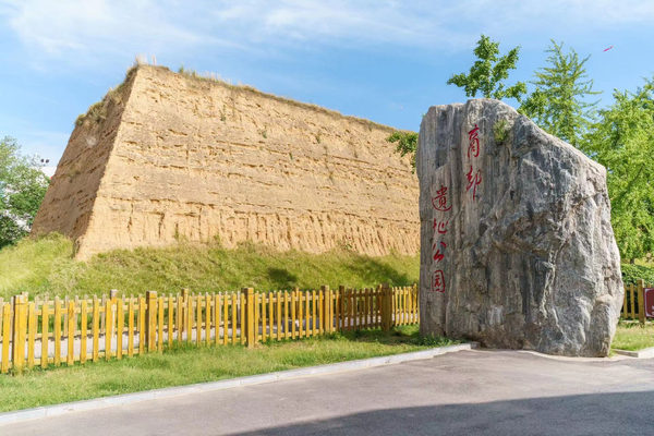 Photo shows a section of the ancient city wall in the heritage park of the late Shang Dynasty (1600-1046 BC), Zhengzhou city, central China's Henan province. (Photo by Ding Junhao/People's Daily Online)